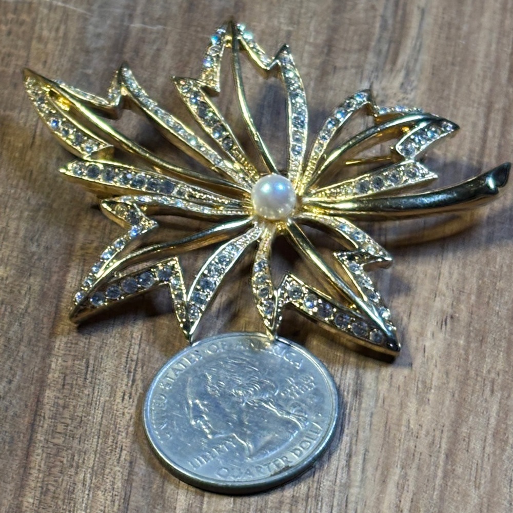 Napier gold tone maple leaf brooch - Picture 5 of 6